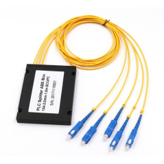 SPLITER PLC 1X4 CAJA ABS 100X80X10 ENTRADA SC/UPC 150CM Y SALIDA SC/UPC 150CM FIBRA 2mm G657A1