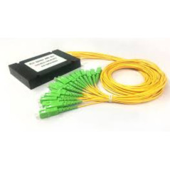 SPLITER PLC 1X16 CAJA ABS 100X45X10 ENTRADA SC/APC 150CM Y SALIDA SC/APC 150CM FIBRA 2mm G657A